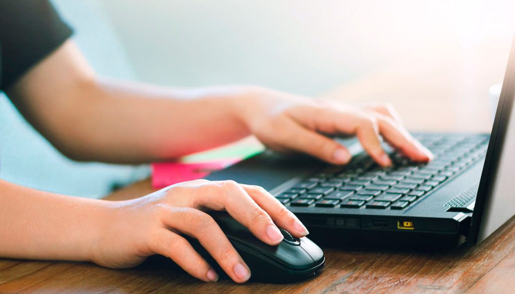 Quel protocole assure la communication entre un ordinateur et un serveur web ?