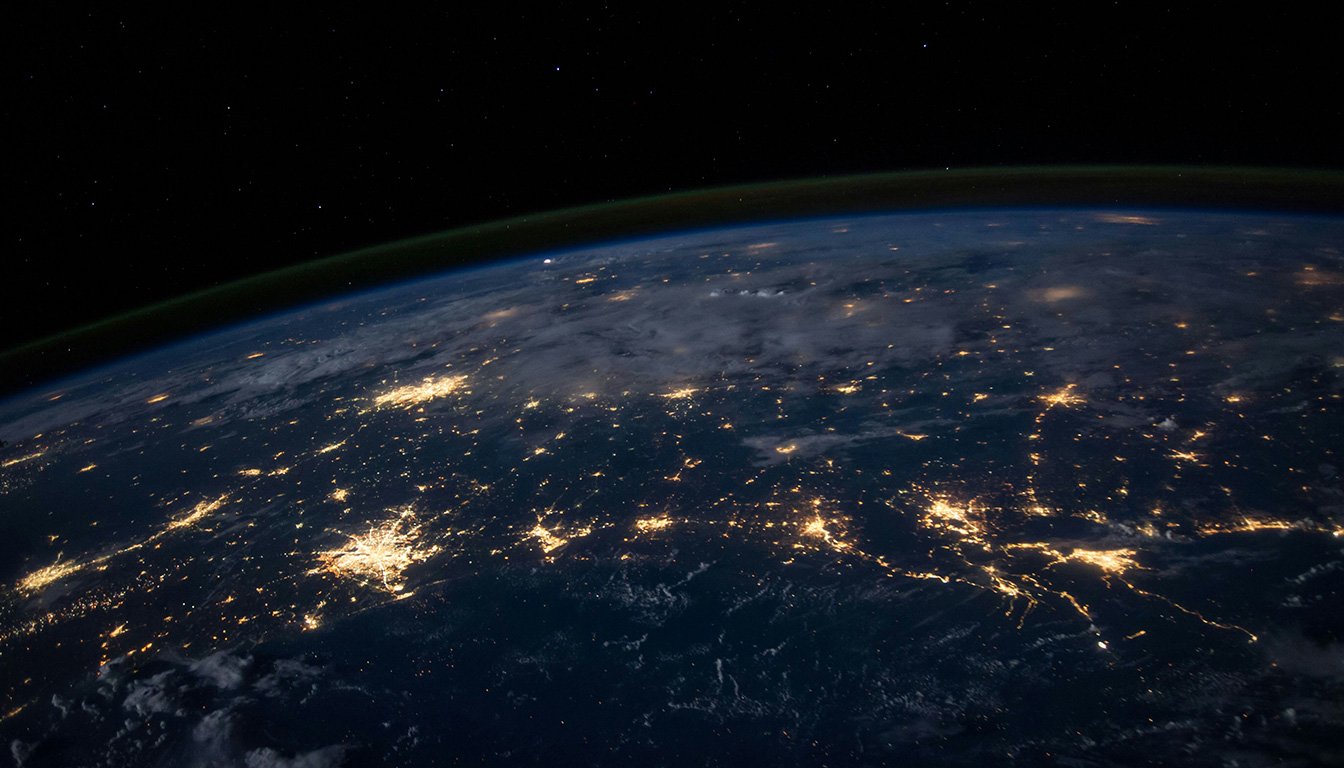 découvrez les différences essentielles entre internet et le web, leurs fonctionnements, et comment ils interagissent pour connecter le monde.