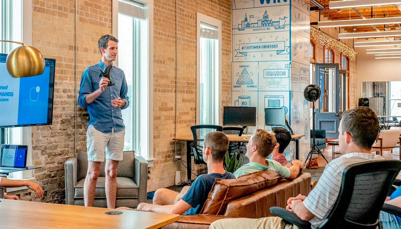 Équipe dirigeante en réunion d'arbitrage stratégique