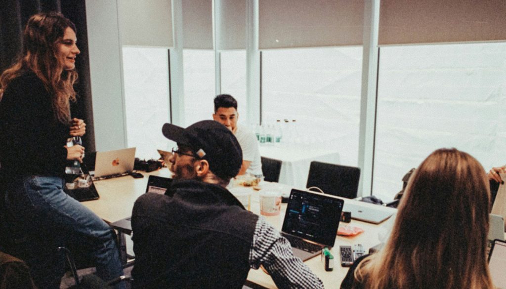 Découvrez les avantages de faire appel à une agence pour créer votre site internet : expertise professionnelle, gain de temps, design personnalisé et optimisation pour le référencement.