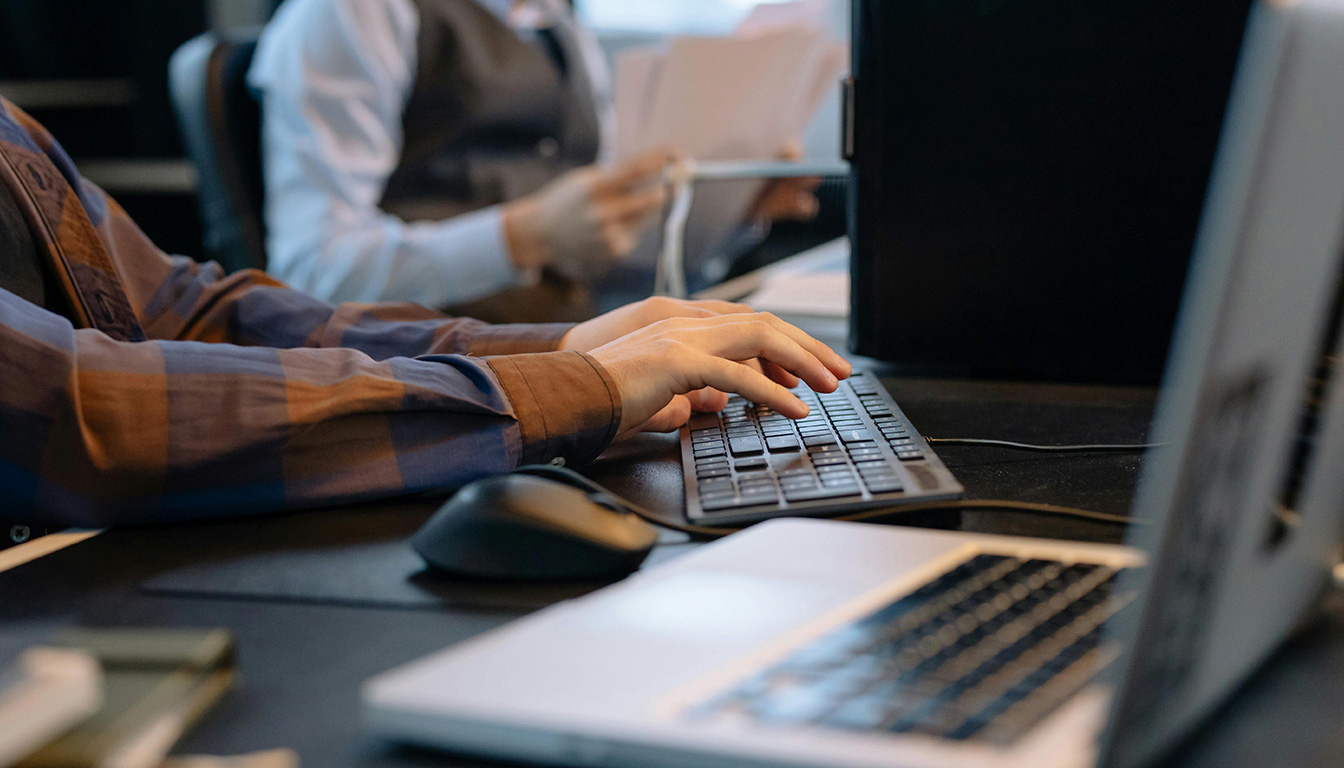 Activer et utiliser le webmail — écran de connexion email sur ordinateur