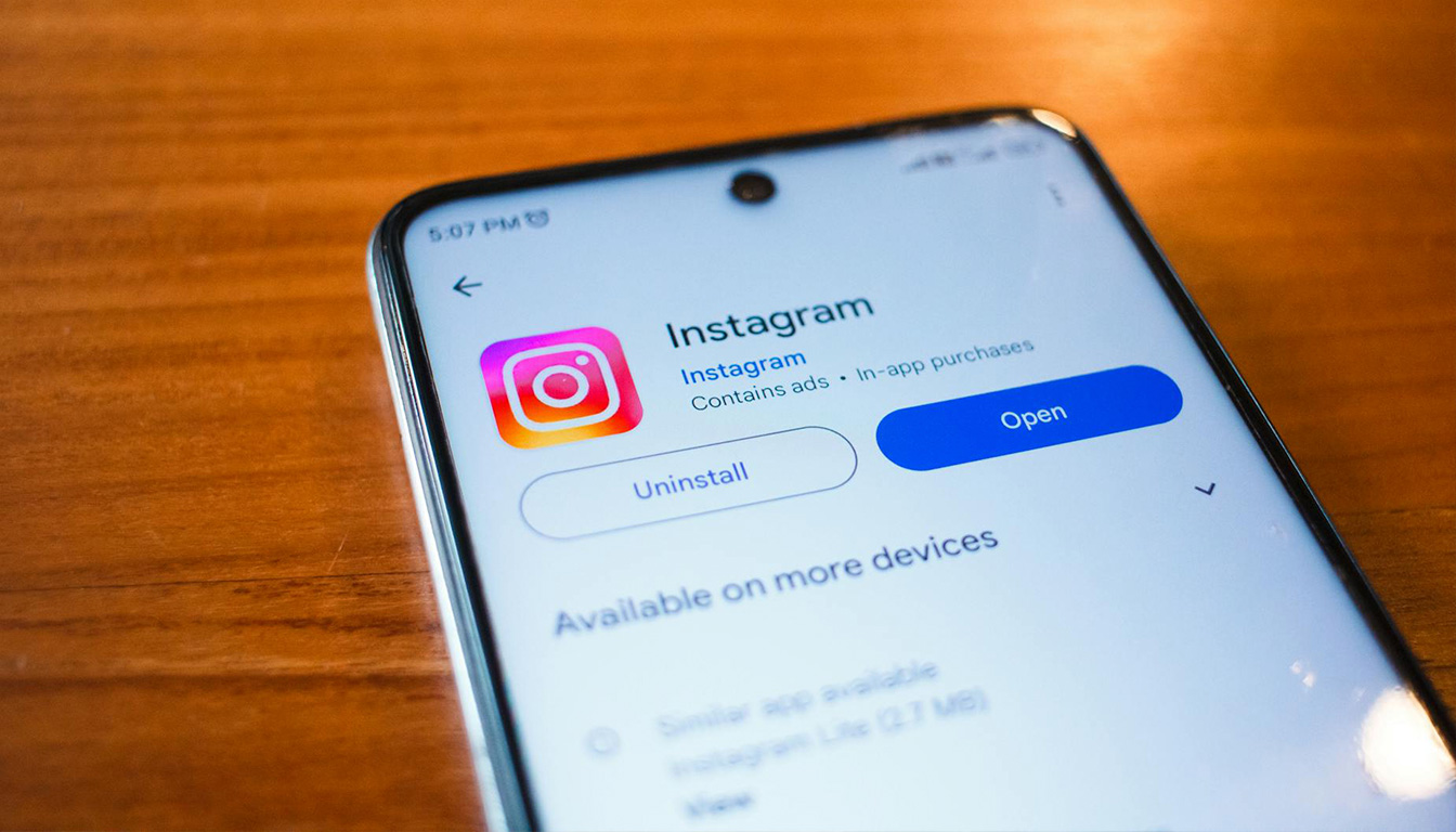 Comment télécharger une vidéo Instagram — smartphone téléchargeant vidéo Instagram