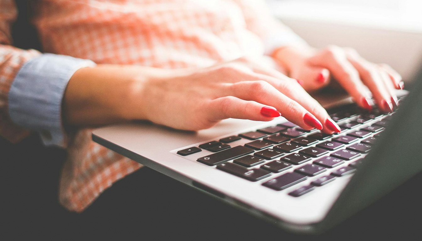 Corriger l'orthographe et la grammaire — personne utilisant un correcteur en ligne