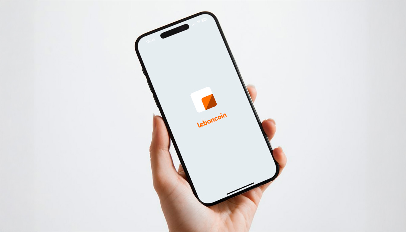 Se connecter au Bon Coin — personne utilisant une application smartphone