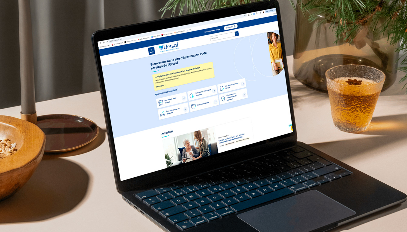 URSSAF mon compte où se — personne utilisant un ordinateur pour un compte en ligne