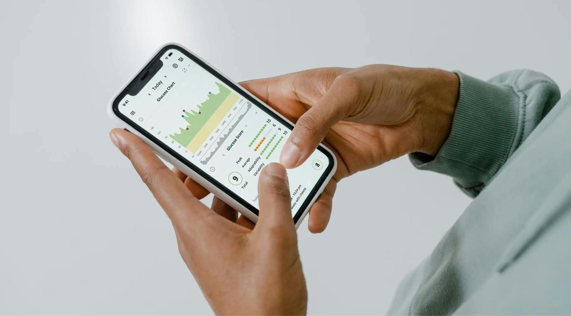 Ameli mon compte : mode d’emploi précis pour la connexion et la création — personne utilisant une application d'assurance santé
