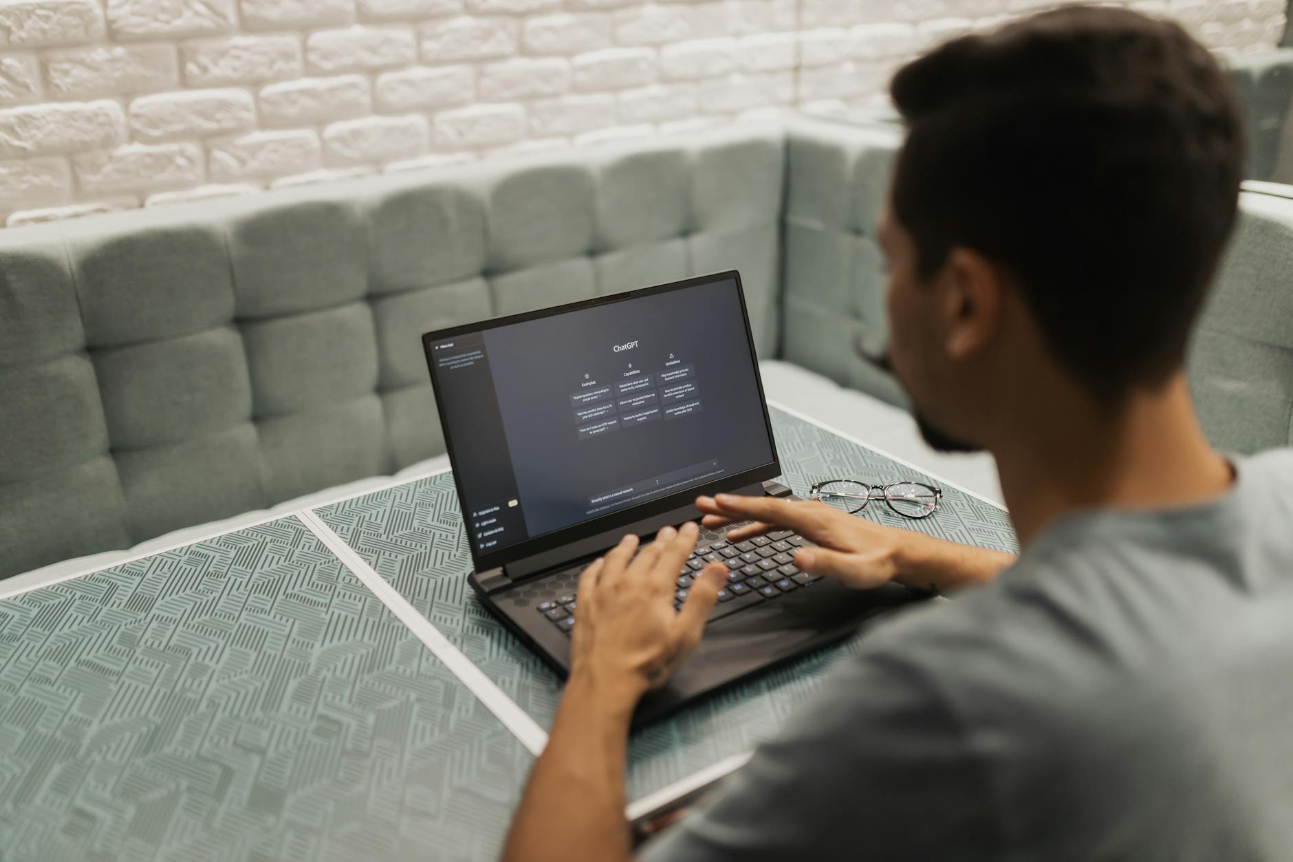 Formation IA Comundi et CPF : comprendre l’intérêt concret pour ton parcours pro — personne formation intelligence artificielle ordinateur