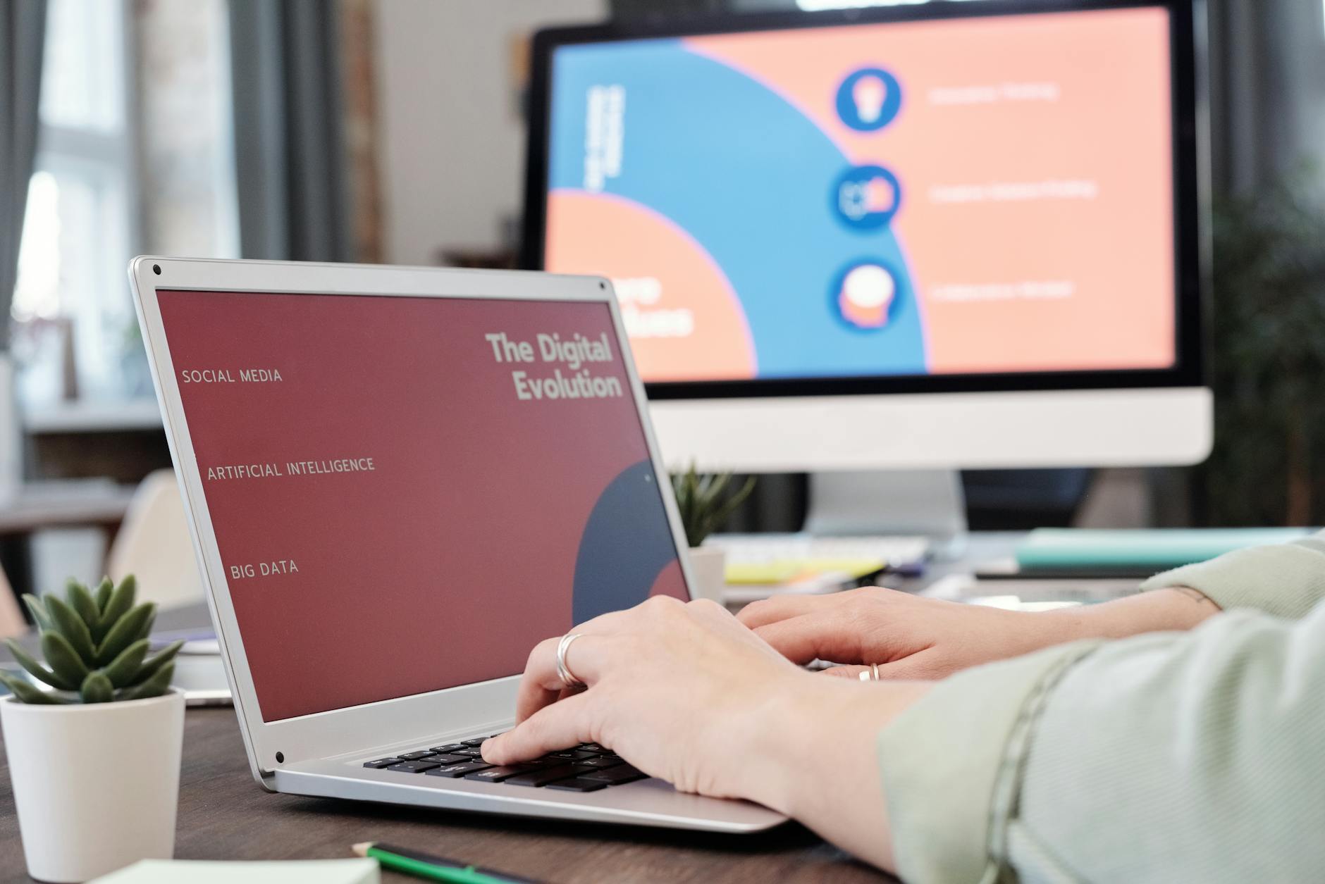 Comundi propose une formation IA — personne formation intelligence artificielle ordinateur