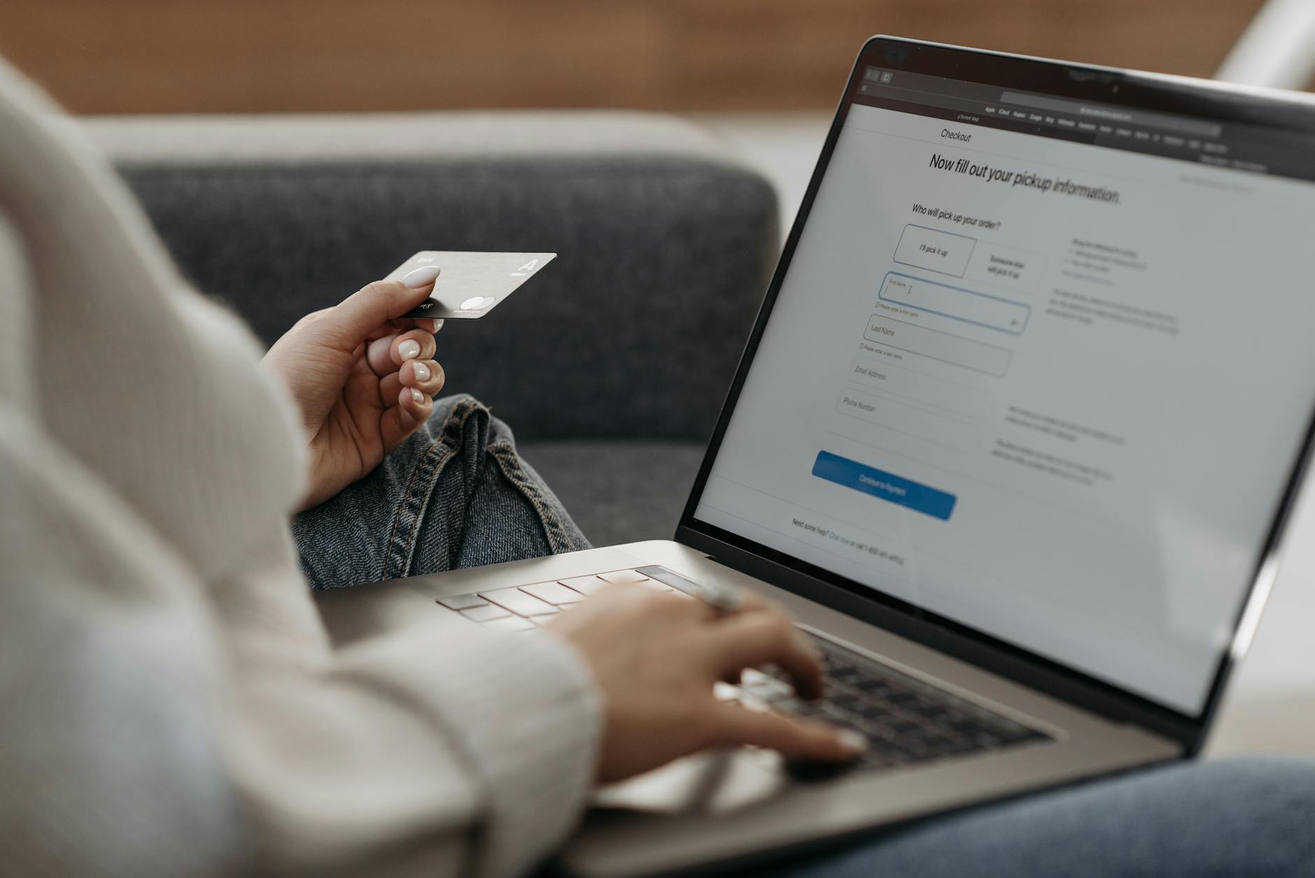 MSA mon compte : à quoi sert vraiment l’espace privé MSA pour ton quotidien — personne utilisant un service bancaire en ligne