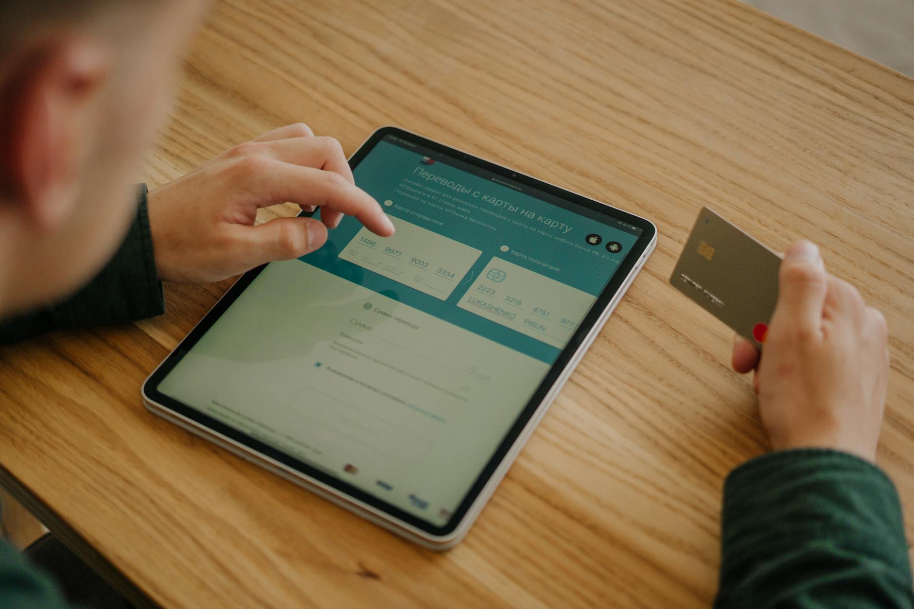 MSA mon compte accéder à — personne utilisant un service bancaire en ligne