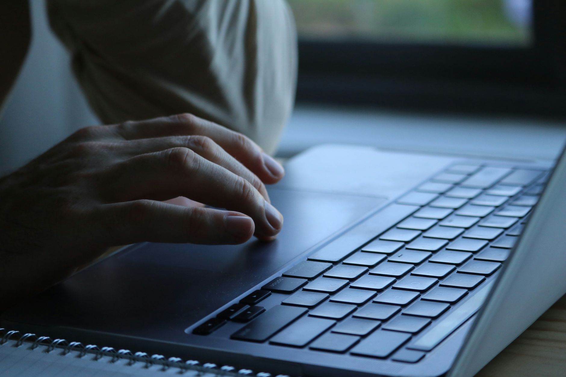 Se connecter à ma boîte — personne utilisant Outlook sur ordinateur portable