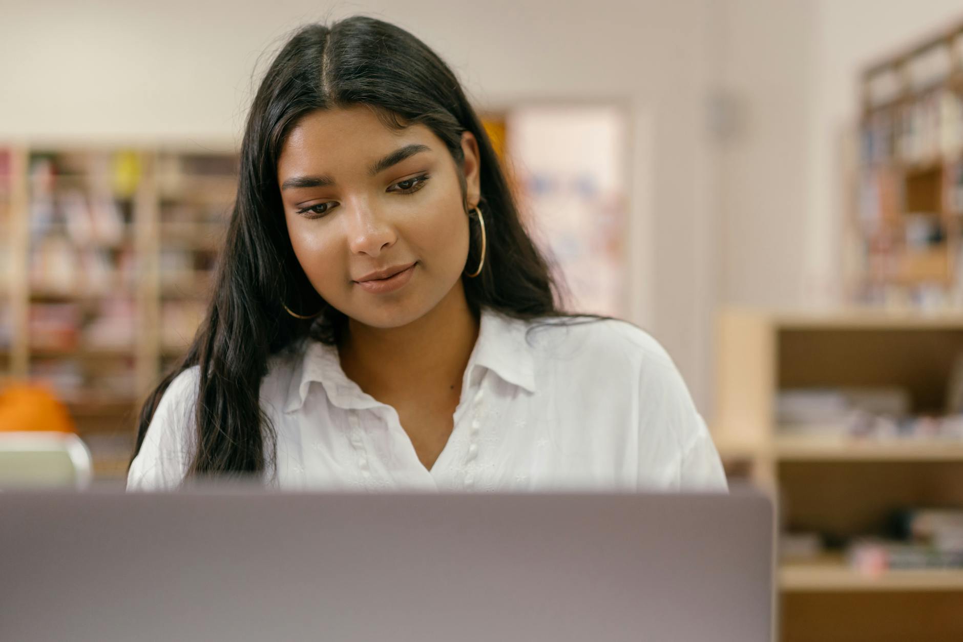 Webmel Créteil et messagerie académique : comprendre l’écosystème avant de se connecter — étudiant utilisant email académique sur ordinateur