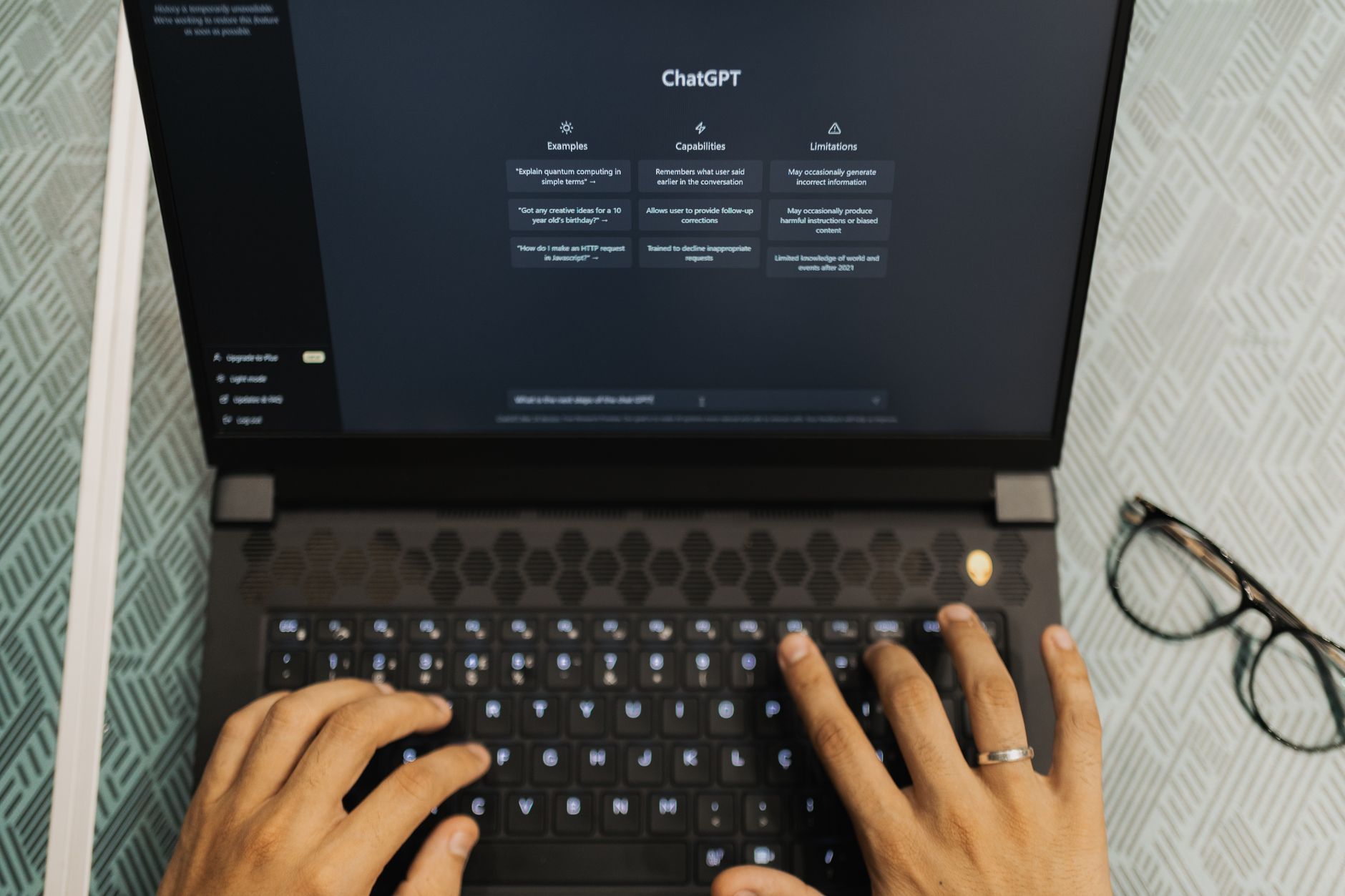 Humaniser un texte IA et passer les détecteurs : comprendre vraiment le problème — personne tapant sur un ordinateur portable avec texte IA