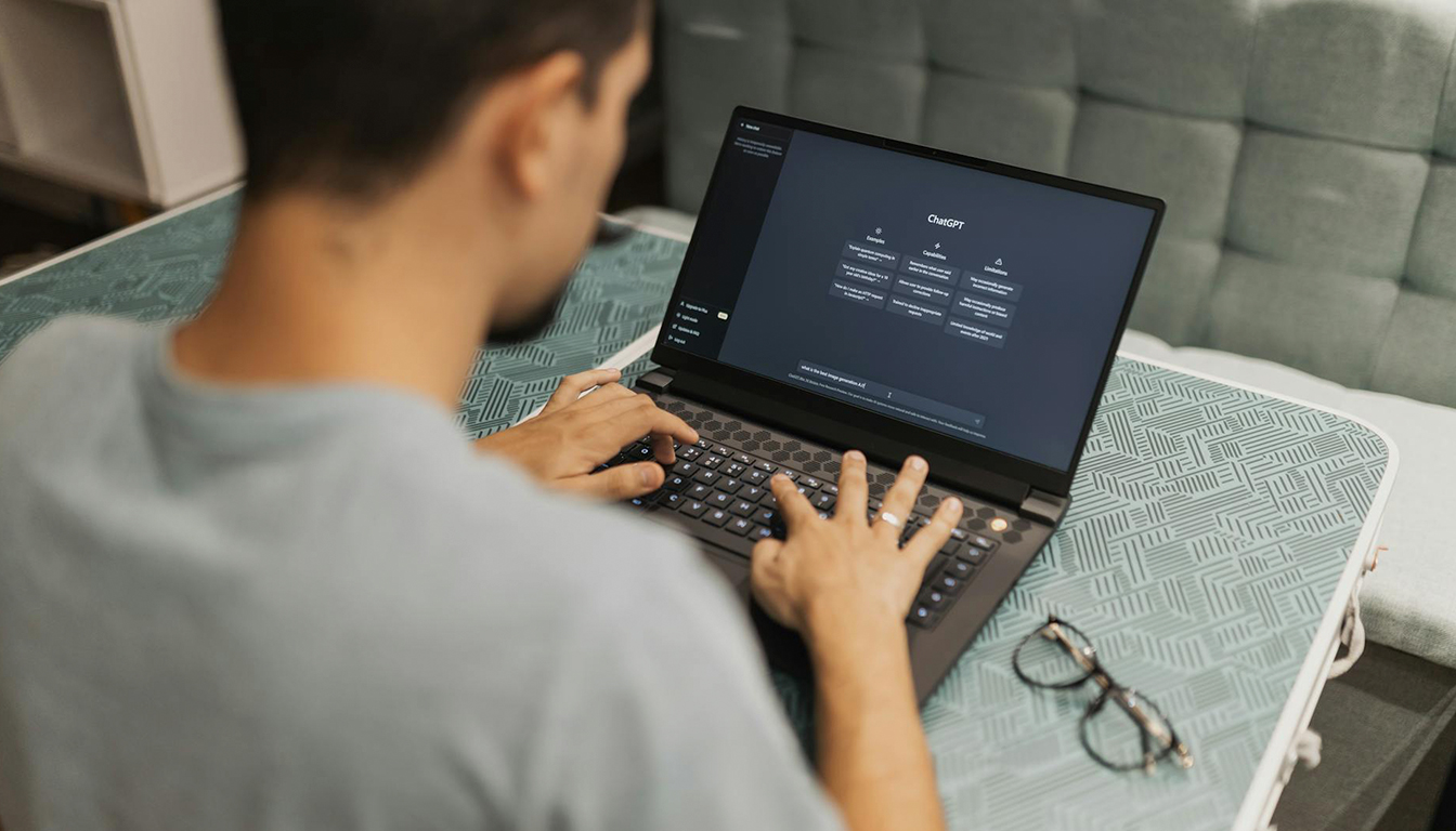 5 outils gratuits pour humaniser — personne tapant sur un ordinateur portable avec texte IA