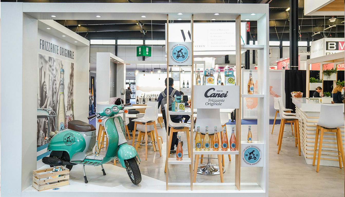 Découvrez des stratégies efficaces pour maximiser la visibilité de votre stand lors d'un salon professionnel et attirer un maximum de visiteurs.