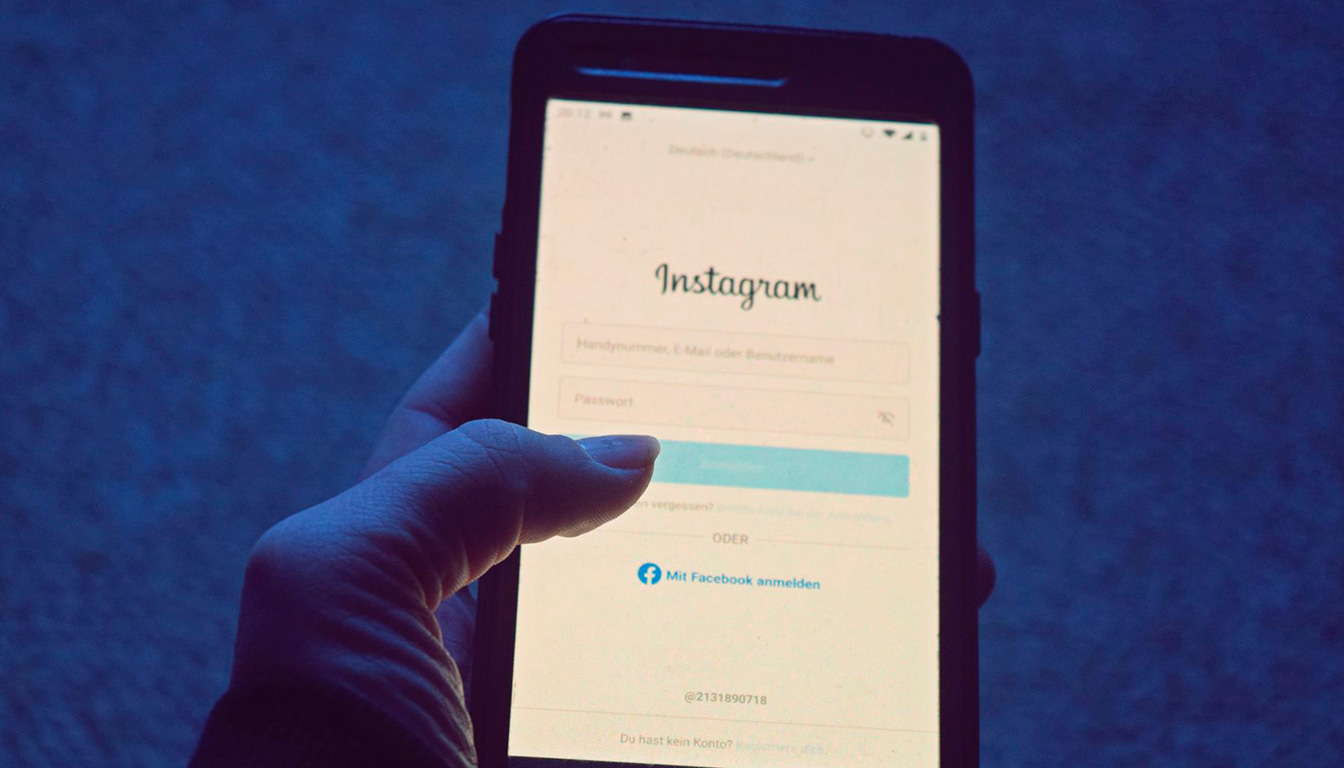 Comment supprimer un compte Instagram — personne supprimant compte Instagram sur smartphone