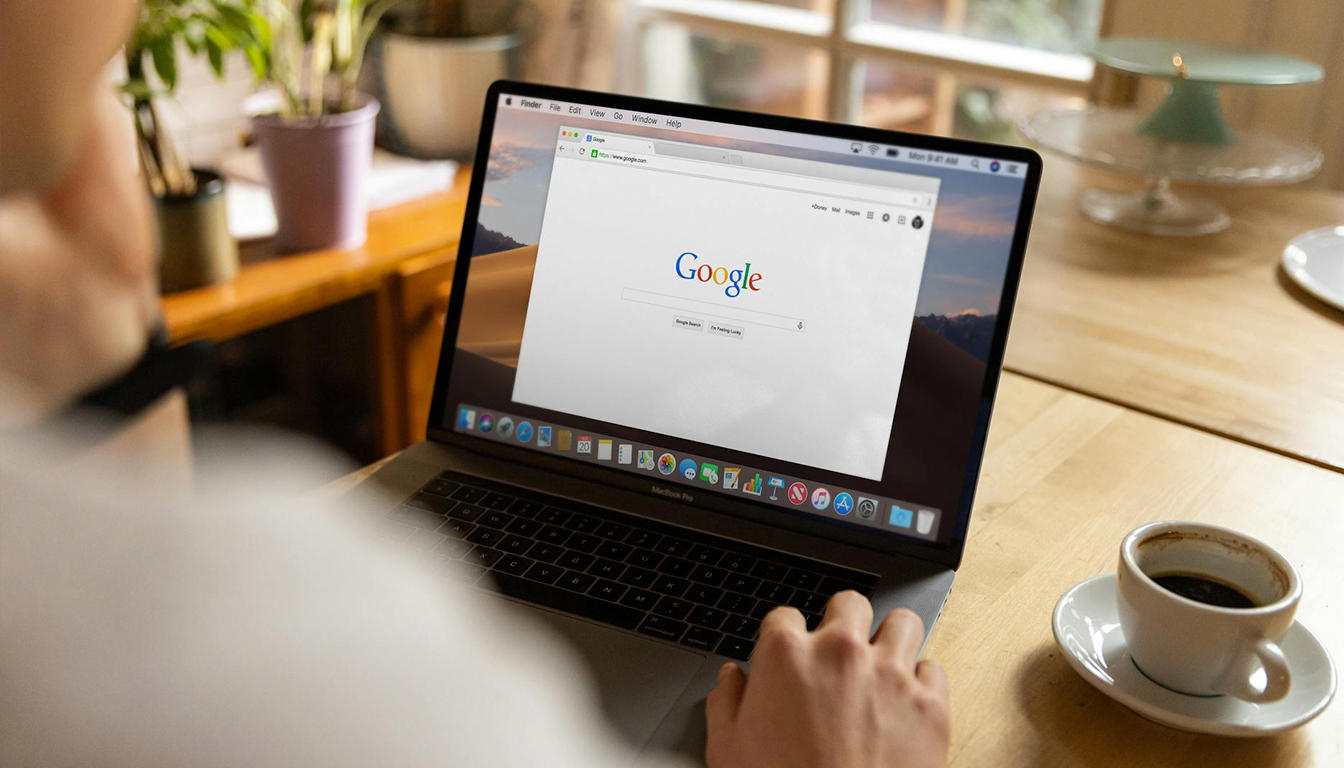 Effectuez une recherche sur Google — écran d'ordinateur barre de recherche google
