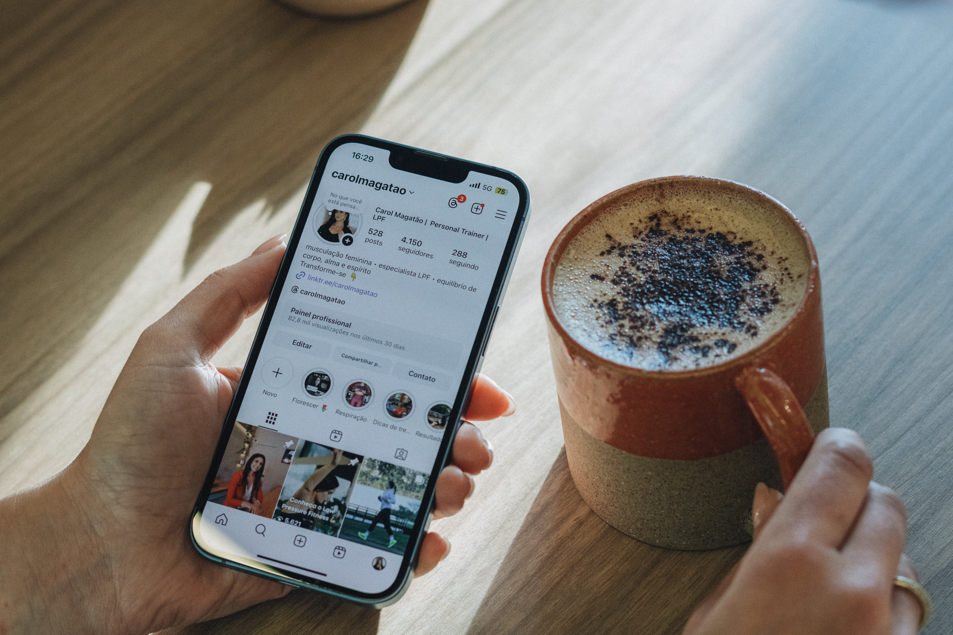 Supprimer ou désactiver un compte Instagram : bien comprendre les enjeux avant de cliquer — personne supprimant compte Instagram sur smartphone