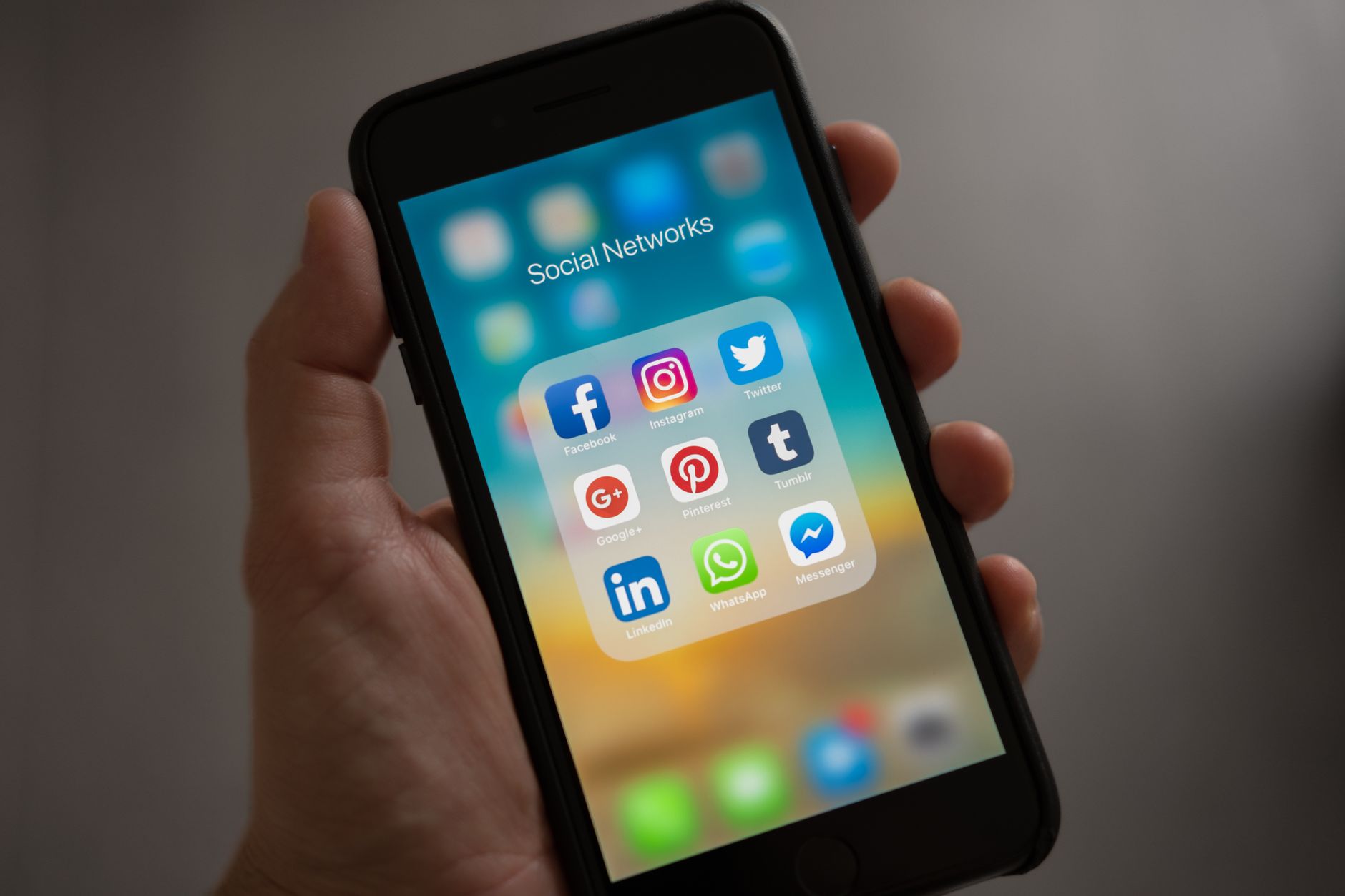 À quel GAFAM appartiennent Instagram, WhatsApp et les autres réseaux sociaux ? — logos des réseaux sociaux Instagram WhatsApp LinkedIn