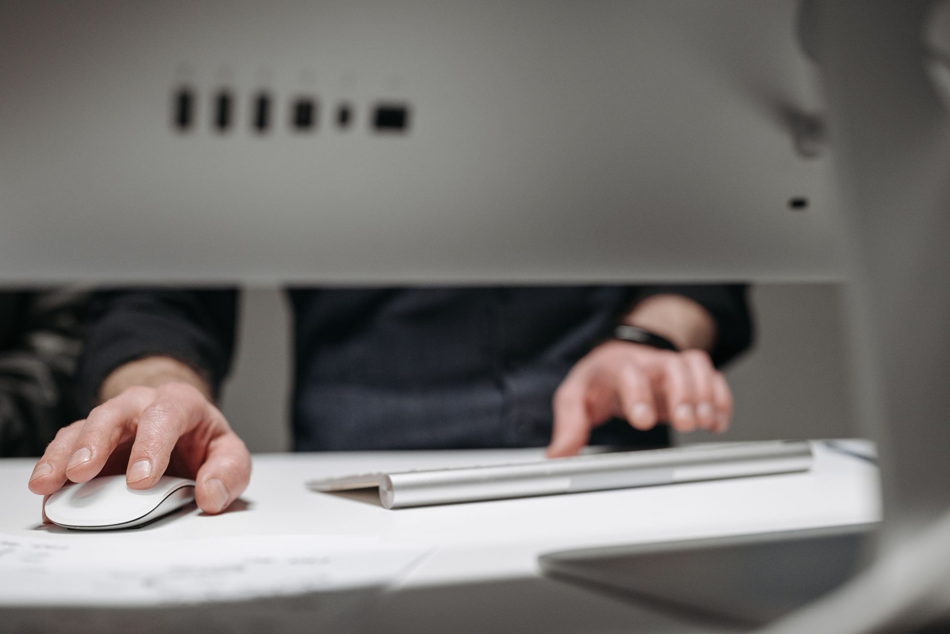 Surveillance de l’ordinateur au travail : ce que l’employeur peut contrôler — personne utilisant un ordinateur au travail