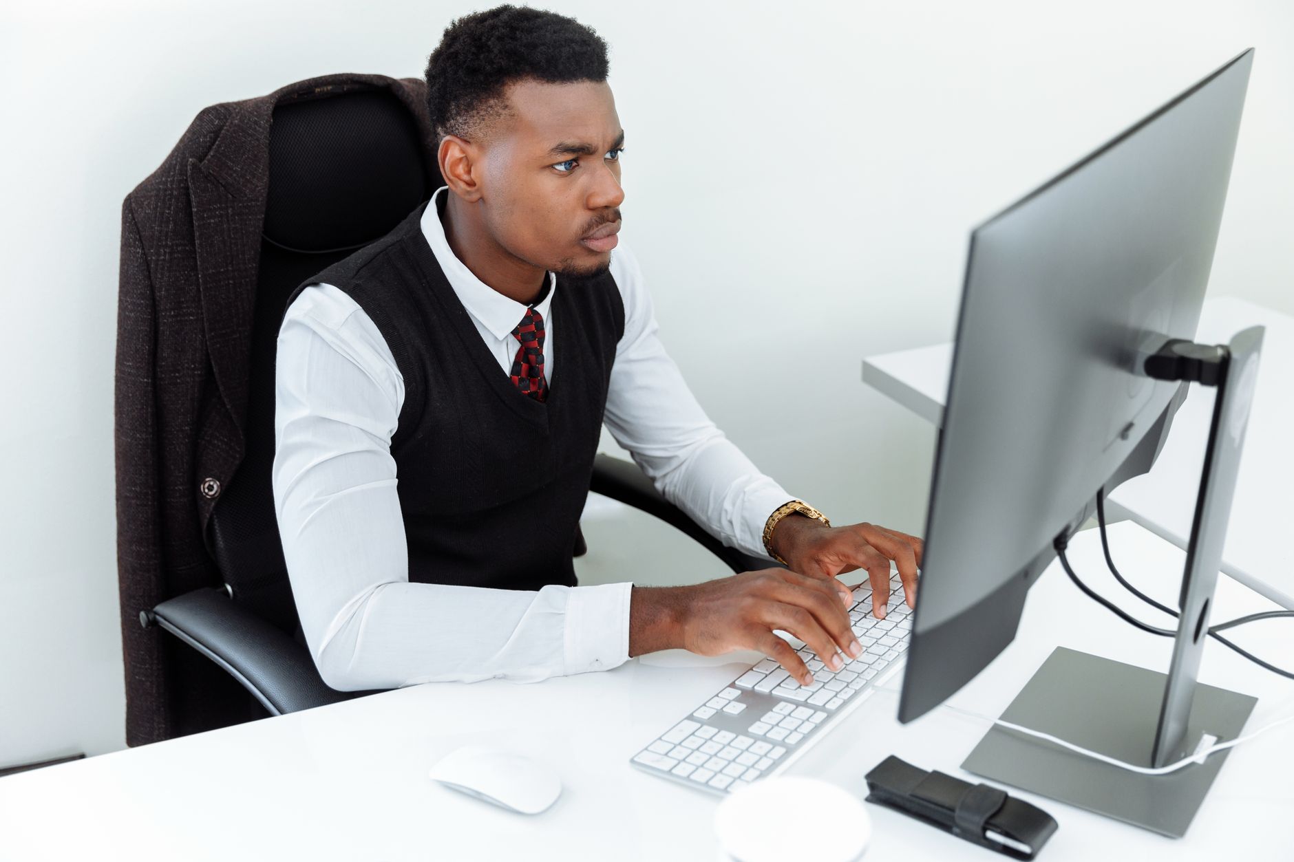 Votre ordinateur est-il surveillé par — personne utilisant un ordinateur au travail